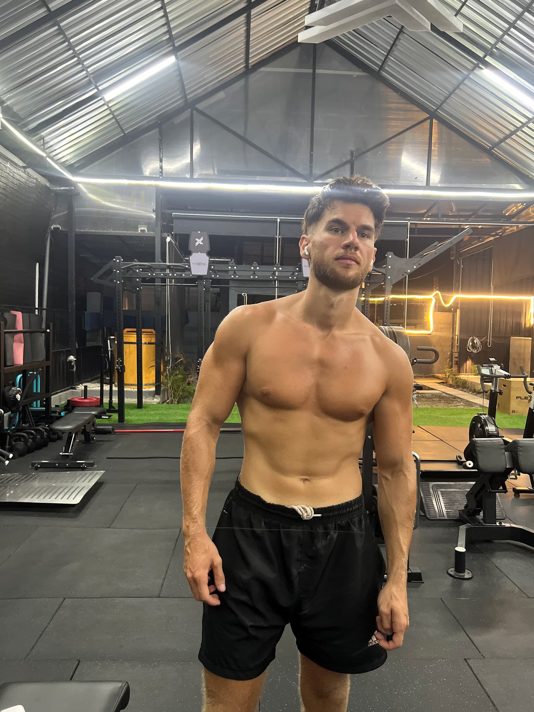 Can, Coach von Peak90, im Fitnessstudio